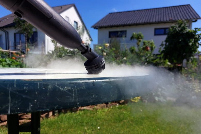Bei Gartenmöbeln löste der Dampf im Test selbst hartnäckigen Schmutz