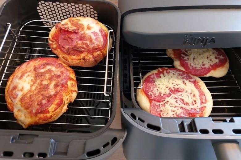 Links sind unsere fertigen Pizzen zu sehen, rechts die noch rohen