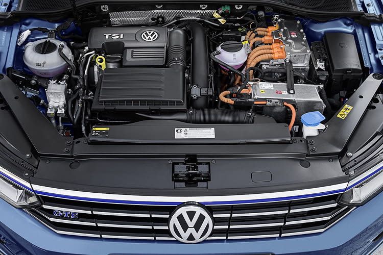 Dank der Plug-in-Hybrid Technologie im VW Passat GTE bietet das Elektroauto beeindruckende Fahrleistungen