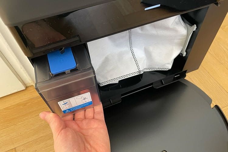 Auch dieser ECOVACS DEEBOT bringt eine Reinigungsmitteldosierung mit