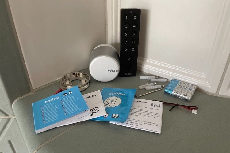 Der Lieferumfang des Smart Locks und des Keypads