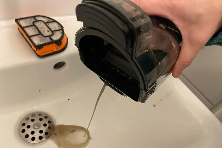 Wie bei allen Wischsaugern muss der Schmutzwassertank händisch entleert werden