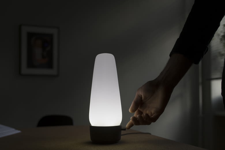 Die smarte Lampe lässt sich per Sprachbefehl oder Berührung am Sockel aktivieren
