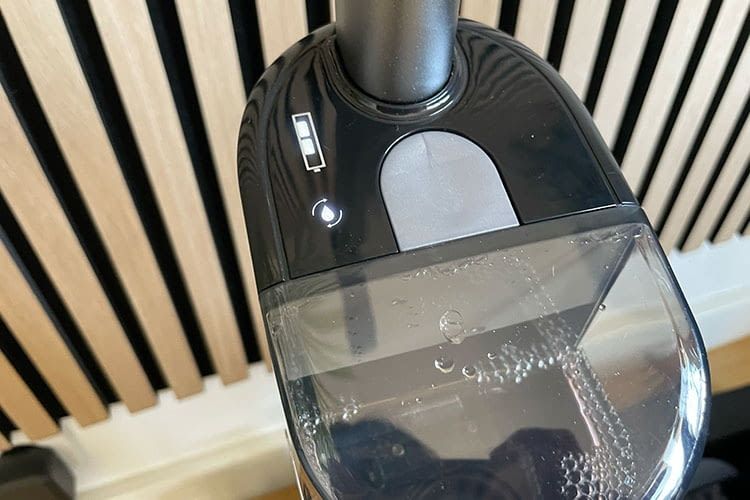 Die Selbstreinigung findet per Knopfdruck nach dem Wischen statt