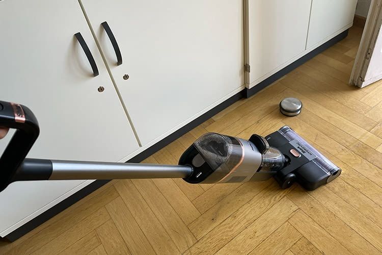 Auf dem Parkett Reiniger der Shark sehr gründlich und behutsam