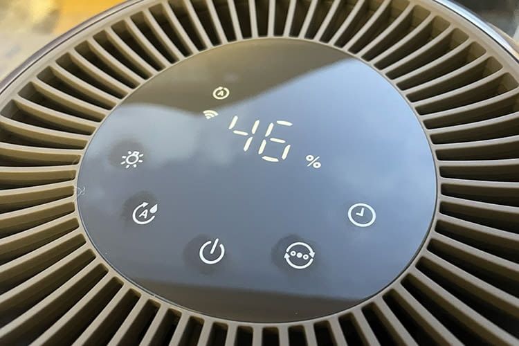 Der Philips Series 5000 Luftbefeuchter besitzt ein übersichtliches Display