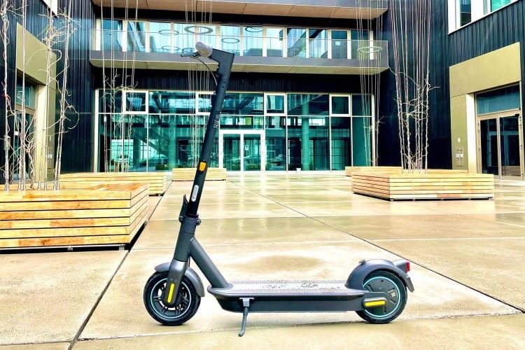 Mit dem Segway Ninebot Max G30DII ist man in der Stadt selbst bei Regen sicher unterwegs.