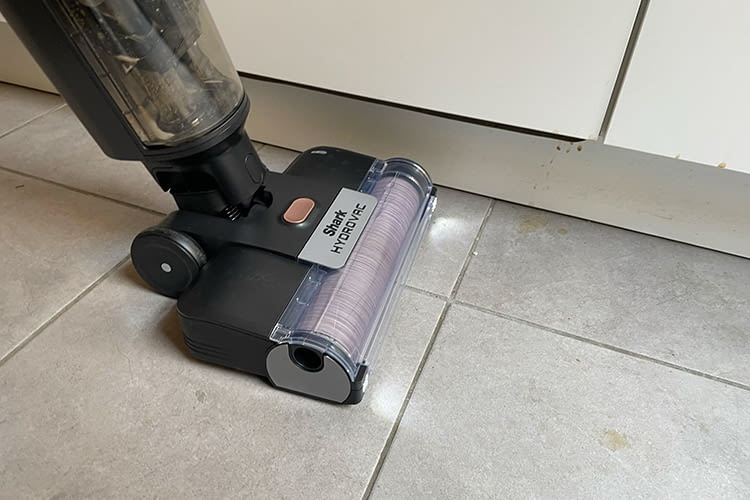 Selbst Kaffeeflecken auf Fliesen waren kein Problem