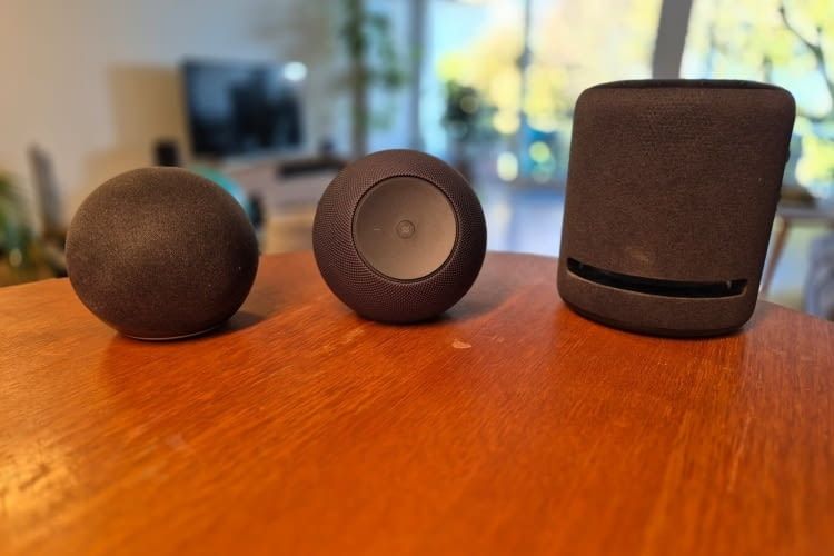 Direkter Vergleich: Der Echo (4.Gen), der neue Echo Studio und sein Vorgänger (von links nach rechts)