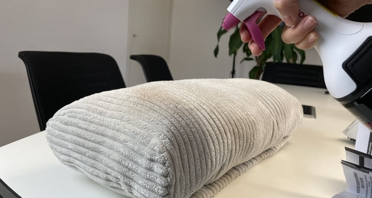 Zuerst war der rote Fleck auf dem Kissen zu besprühen