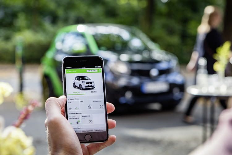 Die smart control App bietet zahlreiche „Connected Car“-Funktionen für den smart fortwo ED