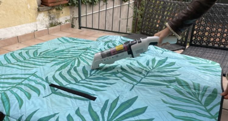 Die große Picknickdecke reinigten wir mit einer Akkuladung