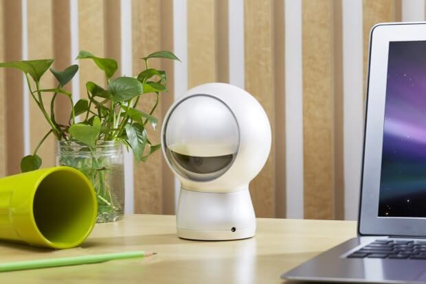 Moorebot Personal Assistant für das Smart Home auf dem Schreibtisch