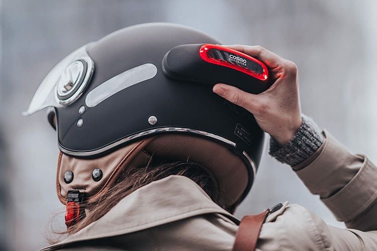 Cosmo Moto wird über Magneten am Helm befestigt