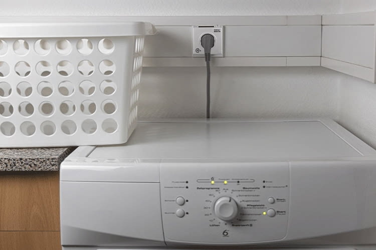 Auch der Stromverbrauch einer Waschmaschine lässt sich mit diesem Stecker prüfen