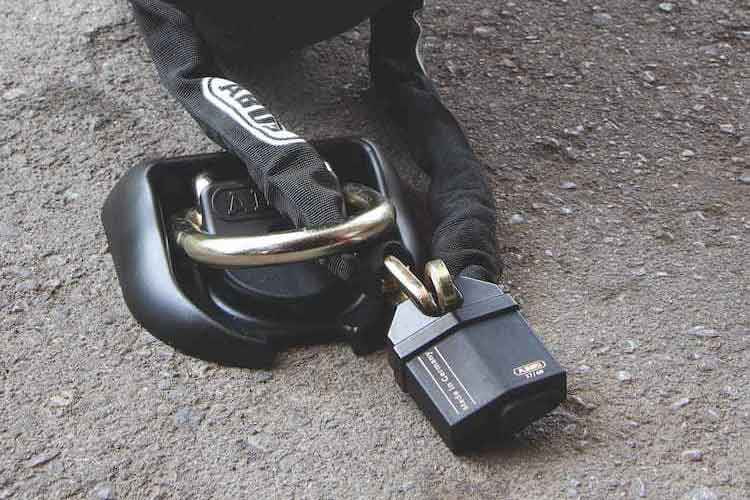 Sicherung von Motorrad oder anderen wertvollen Objekten: das ABUS Granit Bügelschloss bietet höchste Sicherheit