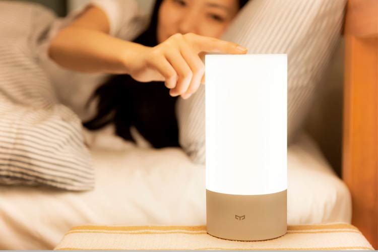 Die Yeelight Bedside Lamp ist per Touch-Control steuerbar