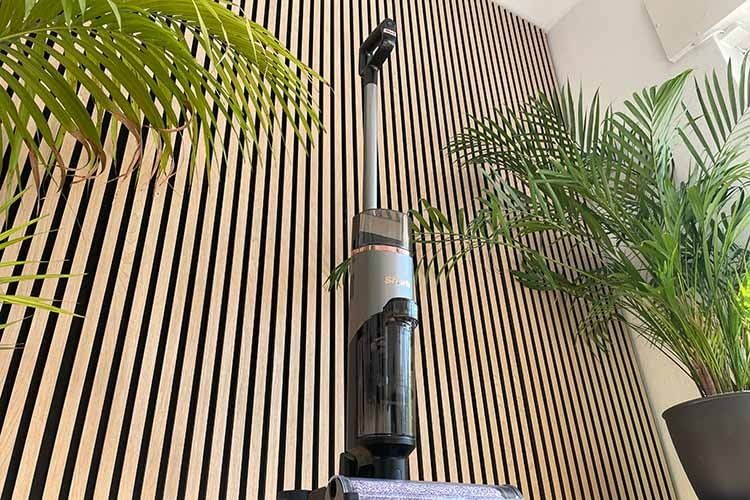 Der Shark HydroVac ist besonders leicht und schlank