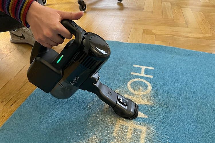 Auf unserem h&s Teppich überzeugte der eufy E20 im Test