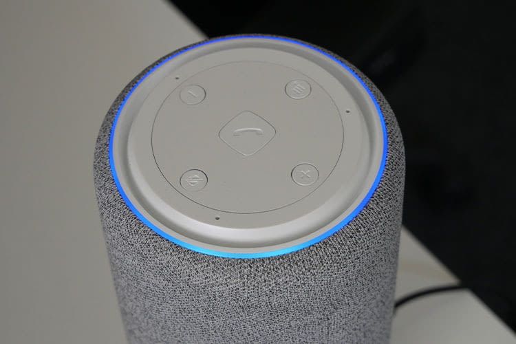 Wie der Echo Plus zeigt auch der Gigaset Smart Speaker L800HX durch einen blau leuchtenden Ring an, dass er auf eine Aufgabe wartet