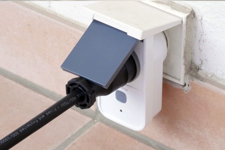 Die Außensteckdose regelt als smarter Zwischenstecker den Stromfluss