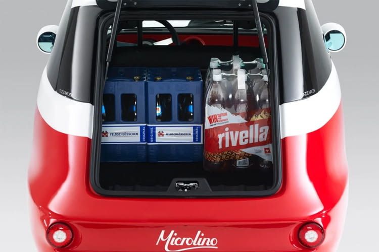 Trotz kompakter Maße passen mehrere Getränkekisten in den Kofferraum von Microlino