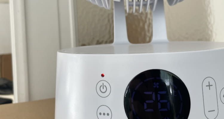 Die kleine LED-Leuchte zur Anzeige des Akkustands ist gar nicht so einfach zu erkennen