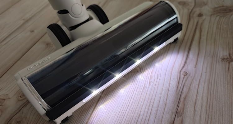 Beim Saugen unterstützt die Bodendüse mit hellem LED-Scheinwerfer