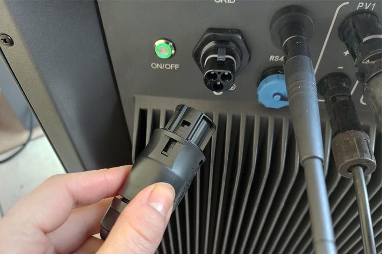 Hier wird gerade das Schuko-Kabel mit dem Speicher gekoppelt