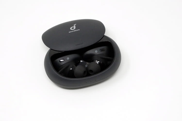 Durch das praktische Ladecase kann die Akkulaufzeit der Liberty 2 Pro In-Ear-Kopfhörer auf 32 Stunden erhöht werden