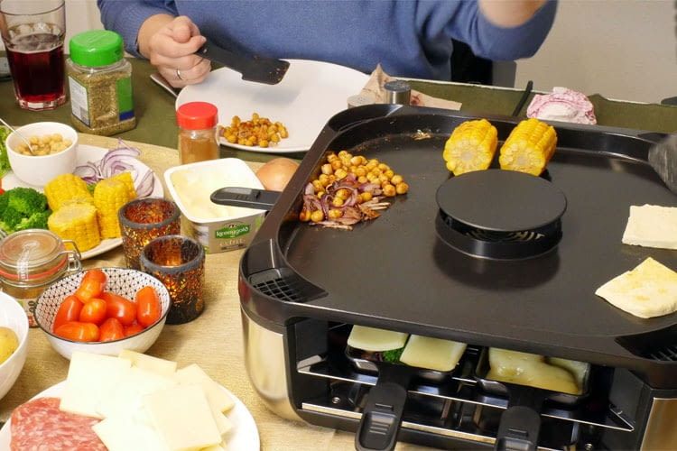 Hier ist der mittig platzierte Dunstabzug unseres Testgeräts gut zu sehen