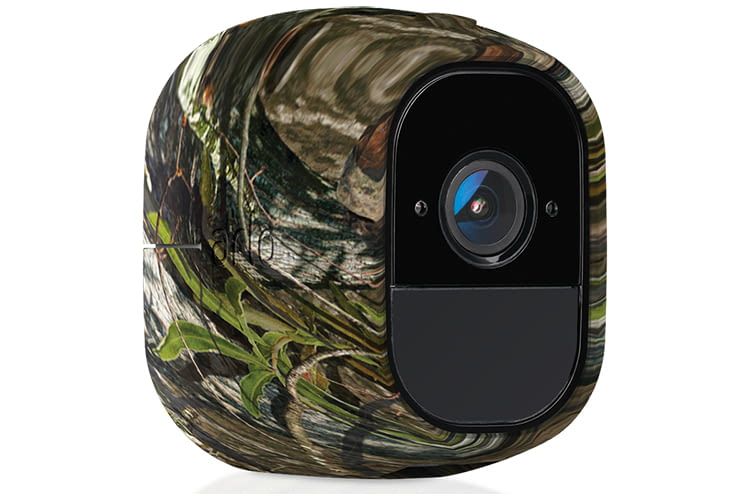 Die Outdoor-Überwachungskamera Netgear Arlo Pro 2 erhält durch optionale Skins einen Tarn-Look
