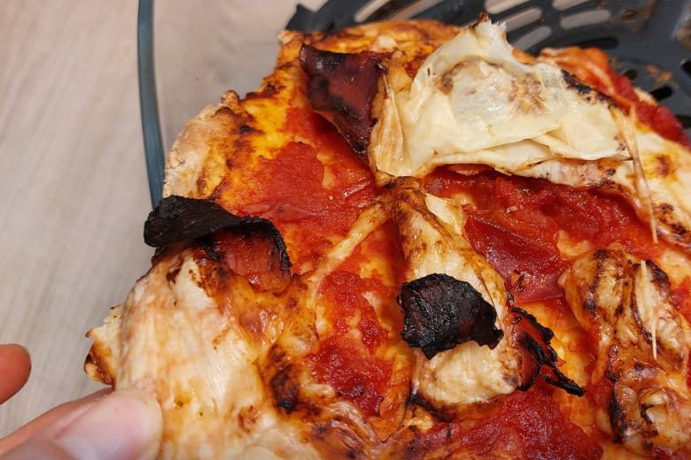 Unten gerade mal durch, aber noch nicht knusprig, oben schon verbrannt