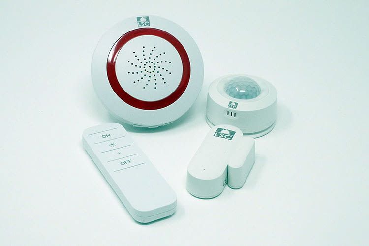 Günstig erhätlich: Die LSC Smart Connect Fernbedienung, Alarmsirene, Tür-Fenster-Kontakter und Bewegungsmelder (v.l.n.r.)