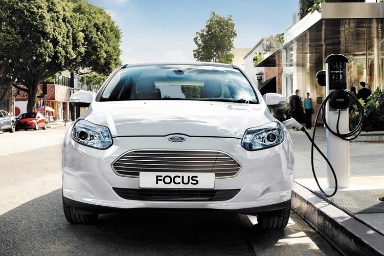 Das Elektroauto Ford Focus bietet Bi-Xenon-Scheinwerfer mit LED-Tagfahrlicht