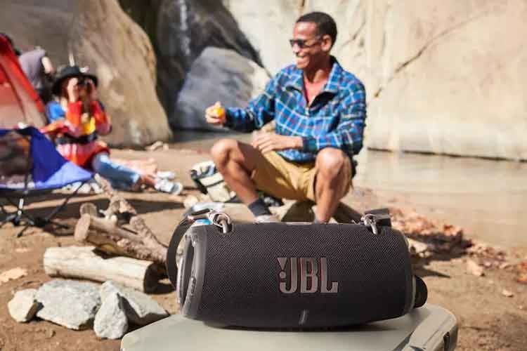 Knapp zwei Kilo bringt der JBL Lautsprecher XTREME 3 auf die Waage. Ein Tragegurt erleichtert den Transport