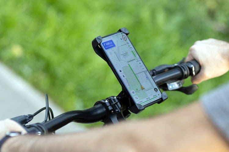 Mit der richtigen Halterung übersteht das Handy auch lange Touren