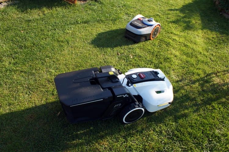 Im Vergleich zu Segway Navimow wird die enorme Größe von YUKA deutlich