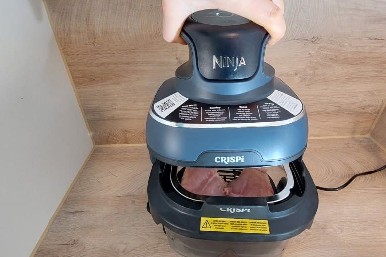 Hier liegt der Adaper bereits auf dem größeren Garbehälter