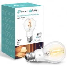 Die Retro Filament Leuchte von TP-Link ist per App steuerbar und benötigt keinen Hub. Das Licht leuchtet angenehm weiß.