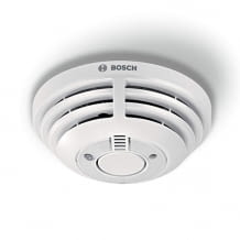 Alarmiert zuverlässig bei Rauch und Feuer, schreckt im Bosch SmartHome System eingebunden durch seine Sirene Einbrecher ab