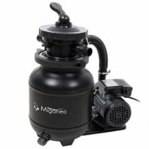 Sandfilter-Pumpe für bis zu 17 Kubikmeter Wasser, mit einer Umwälzleistung von 3,8 Liter pro Stunde, Druckanzeige und 7-Wege-Ventil.