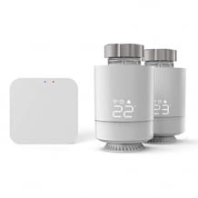 Zwei programmierbare Thermostate mit einem Hub zur Fernsteuerung zum Einstellen individueller Heizzyklen.