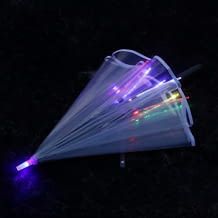 Der LED-Regenschirm kann für ein höheres Sicherheitsgefühl bei Dunkelheit sorgen und auch als Foto-Requisite verwendet werden.