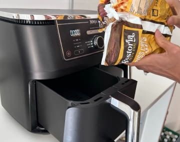 Unser ersten Test der Ninja Dual Zone erfolgte natürlich mit einem Sack Pommes