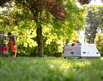 Der Müllroboter entlastet die Profis bei der Parkreinigung