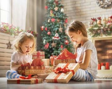 Liebevoll verpackte Geschenke bringen Kinderaugen zum Leuchten