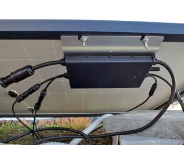 Unter den Solarmodulen ist der Wechselrichter gut geschützt