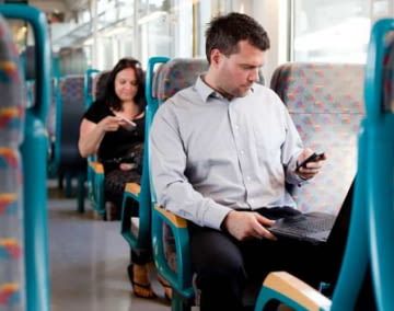 Mithilfe des Smartphones kann MOPRIM jeden Verkehrsteilnehmer identifizieren, egal ob Bahn-, Fahrrad-, oder Autofahrer
