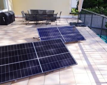 Die priFlat Duo Solarpanels auf unserer Büro Terrasse